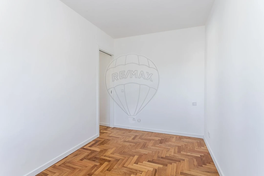 Apartamento T2 para Arrendamento em Alvalade Foto 10