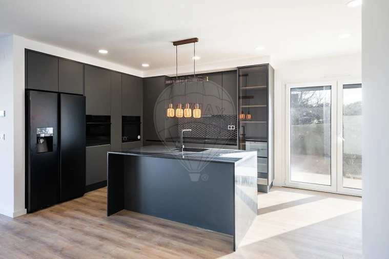 Moradia T4 para Venda em Cardosas Foto 11