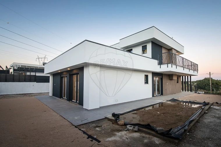 Moradia T4 para Venda em Cardosas Foto 39