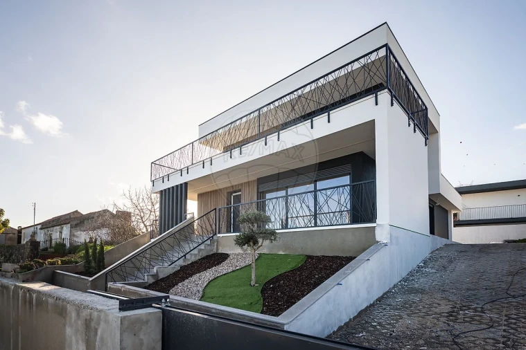 Moradia T4 para Venda em Cardosas Foto 5