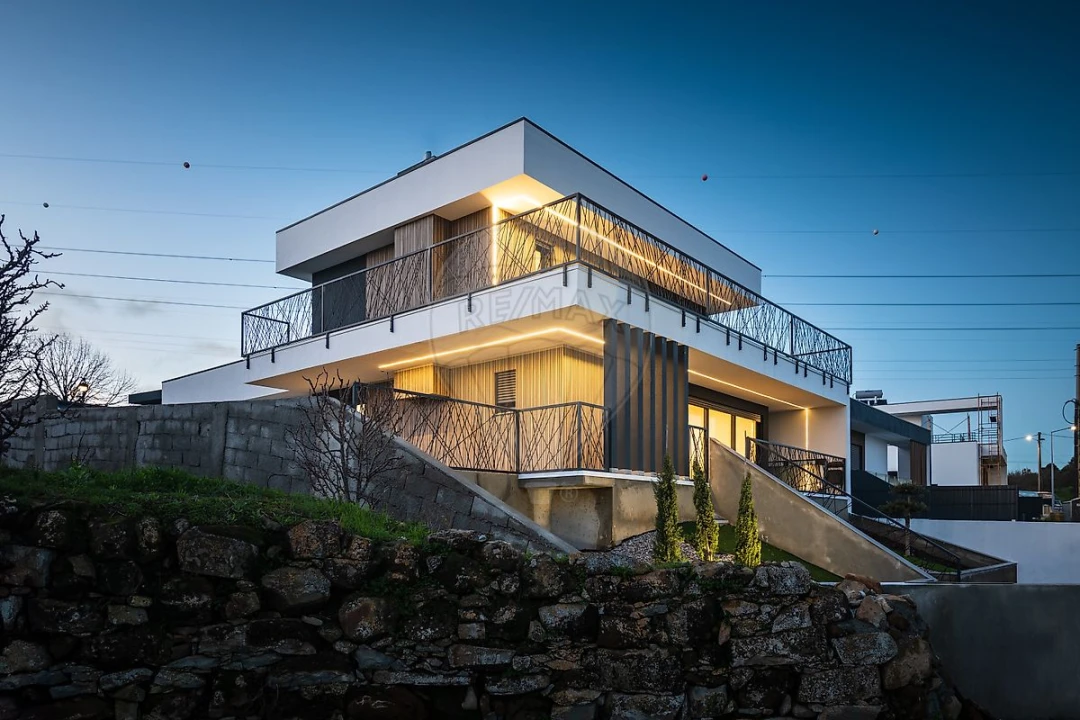 Moradia T4 para Venda em Cardosas Foto 1