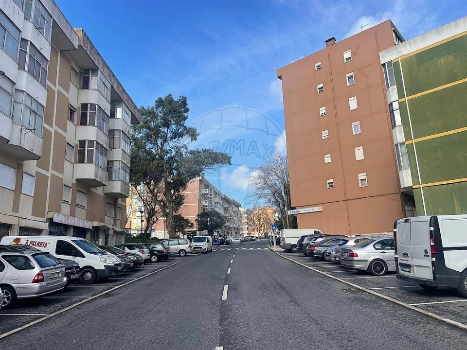 Apartamento T3 para Venda em Rio de Mouro Foto 3