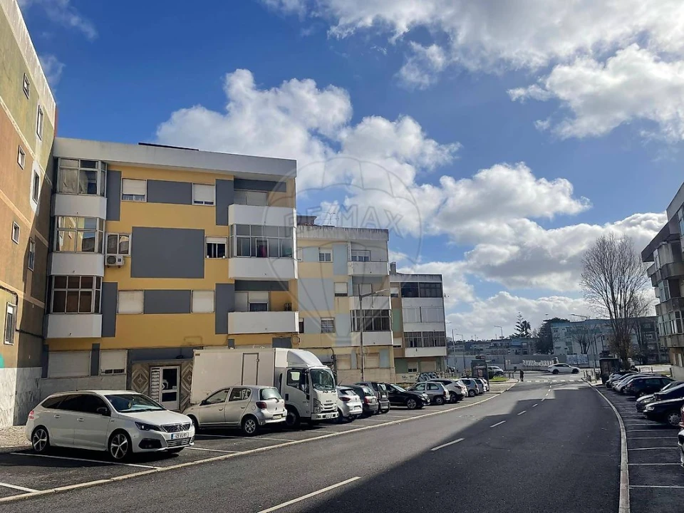Apartamento T3 para Venda em Rio de Mouro Foto 2