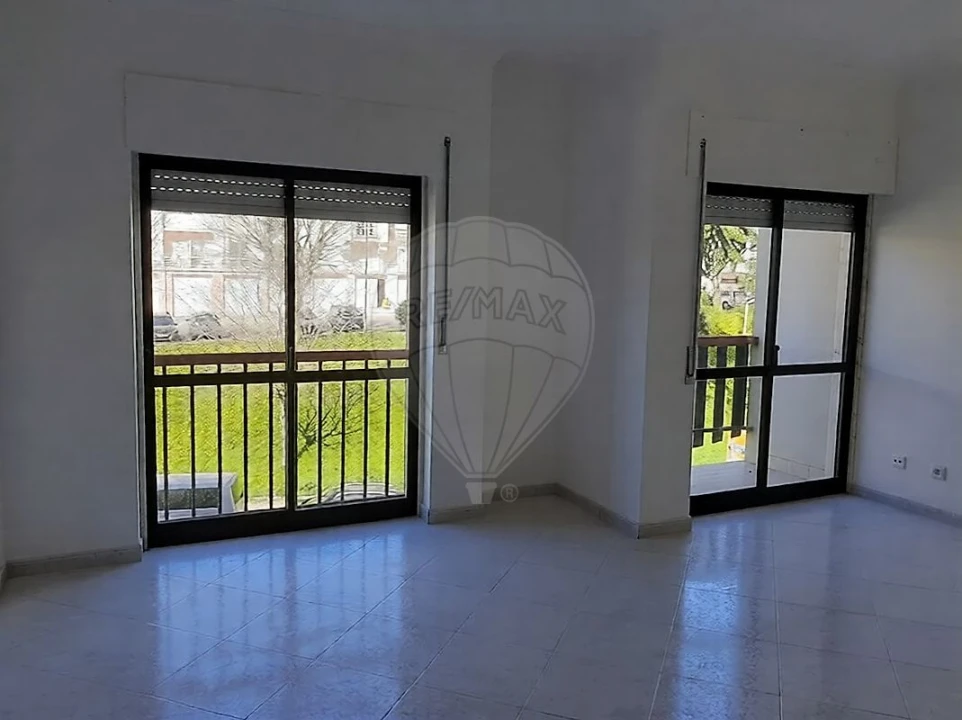 Apartamento T3 para Venda em Rio de Mouro Foto 3