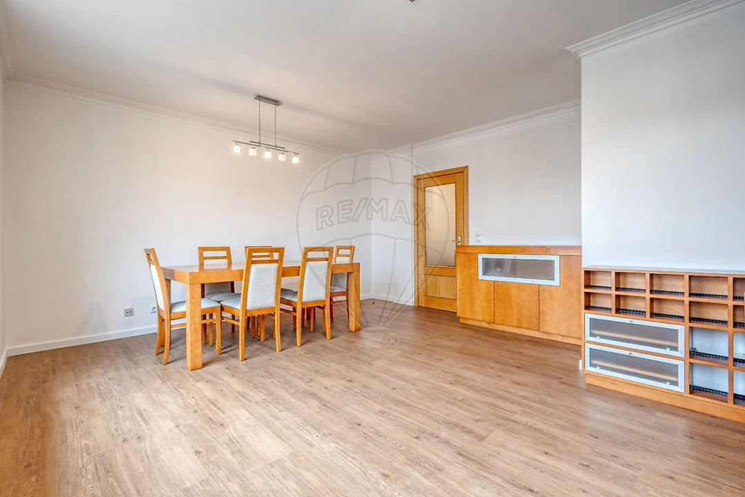 Apartamento T2 para Arrendamento em Pedrouços Foto 6