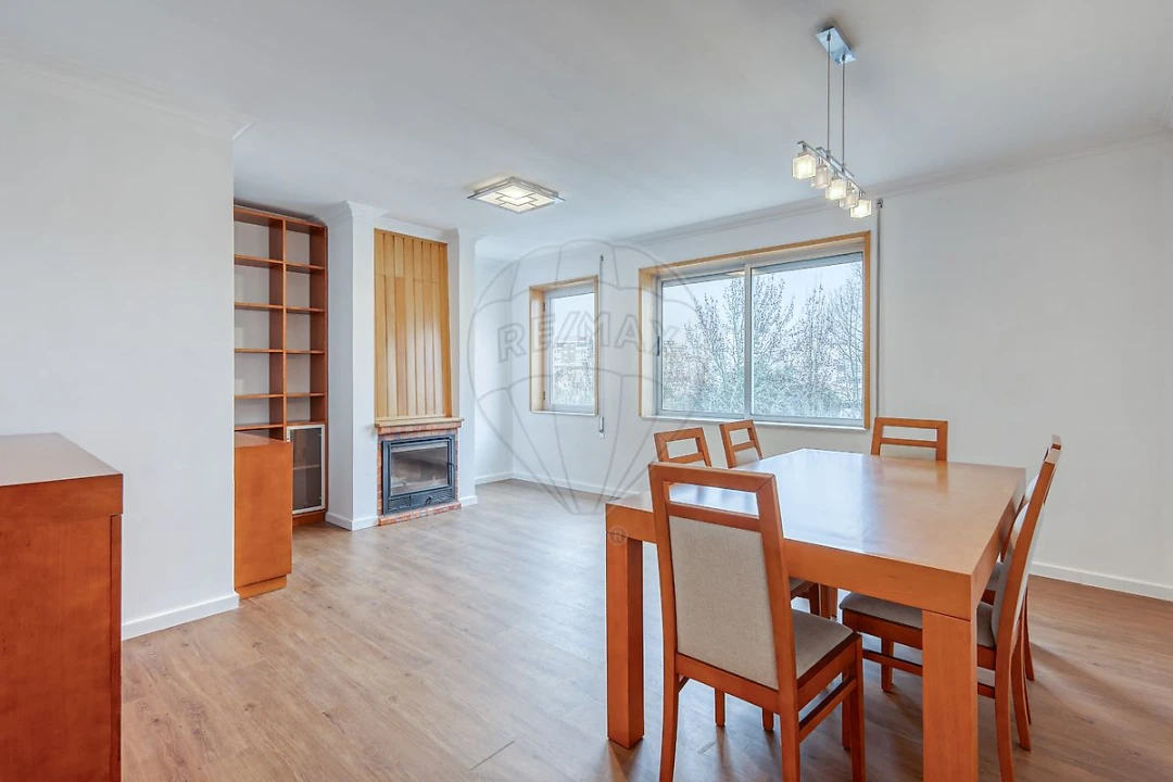 Apartamento T2 para Arrendamento em Pedrouços Foto 1