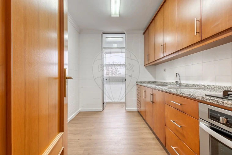 Apartamento T2 para Arrendamento em Pedrouços Foto 9