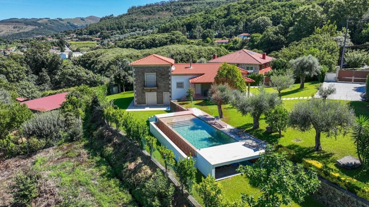 Moradia T4 para Venda em Fornelos e Queijada Foto 1