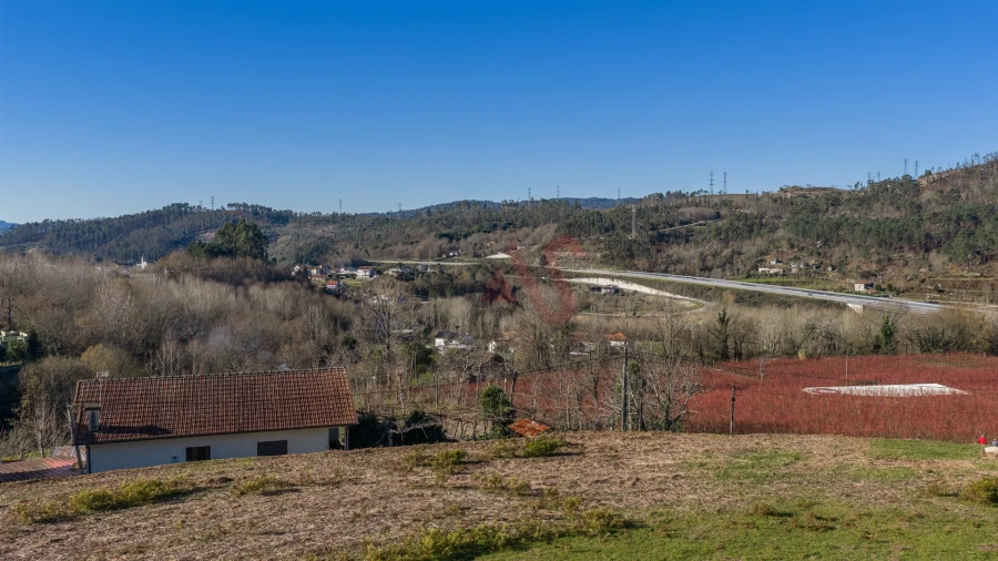 Moradia T4 para Venda em Armil Foto 5