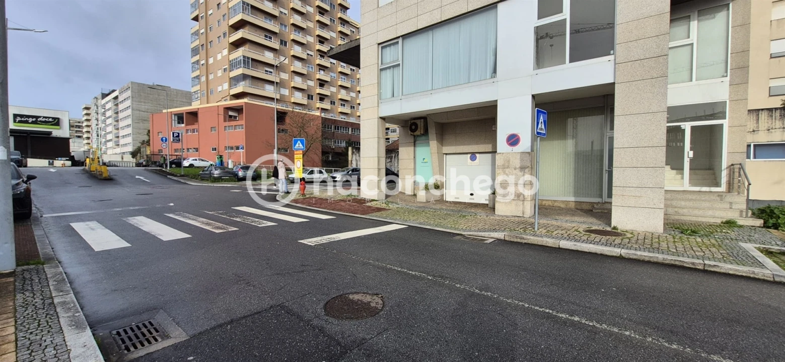 Garagem para Arrendamento em Arcozelo Foto 1