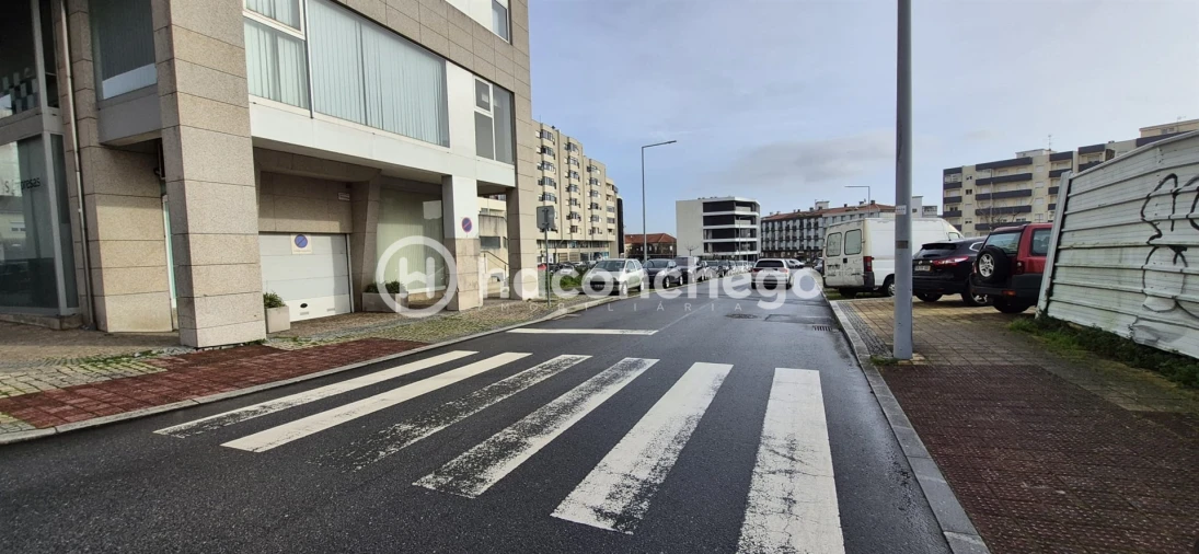 Garagem para Arrendamento em Arcozelo Foto 2