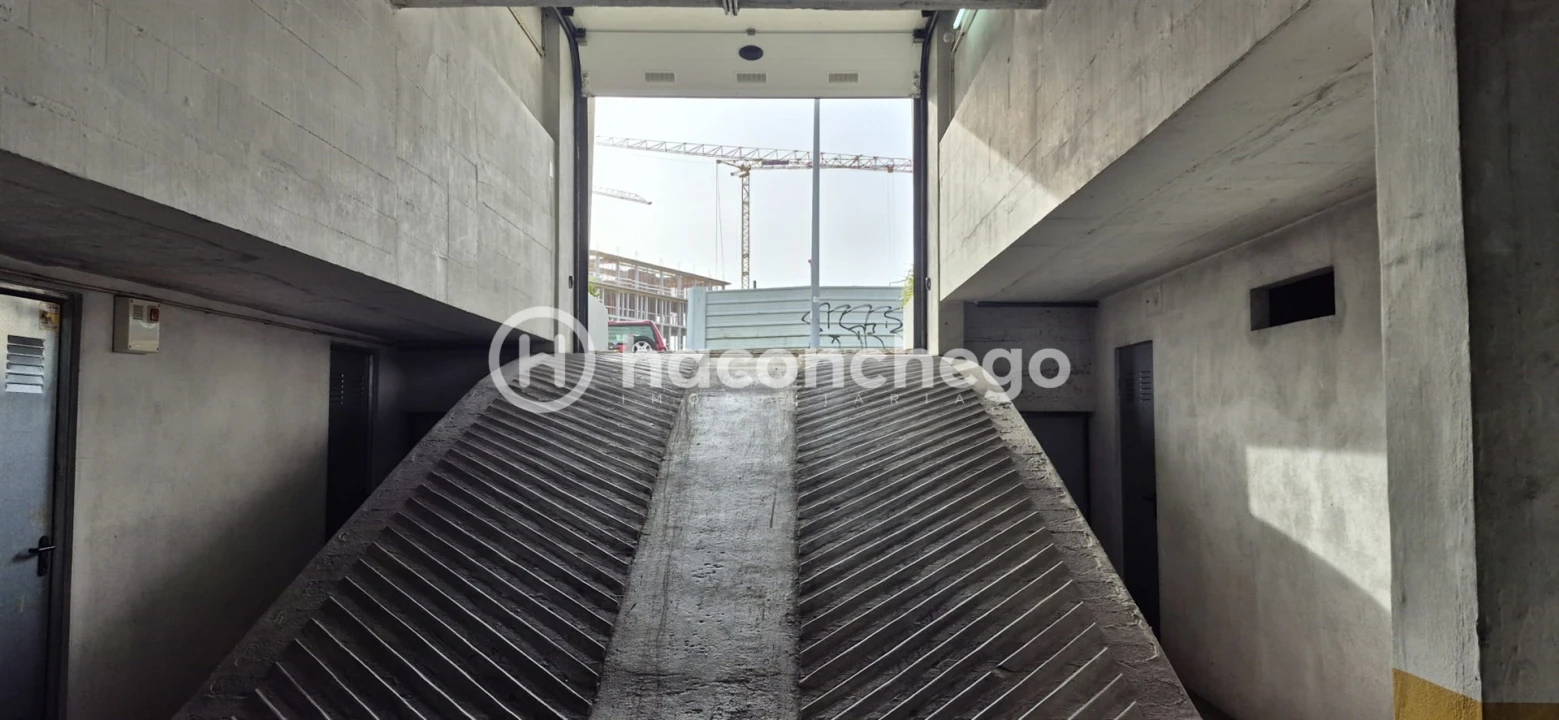 Garagem para Arrendamento em Arcozelo Foto 6
