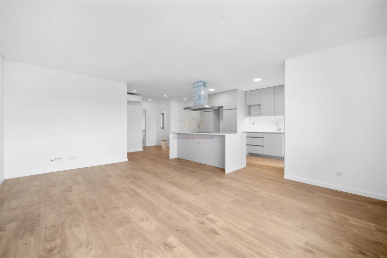 Apartamento T2 para Venda em Camarate, Unhos e Apelação Foto 4