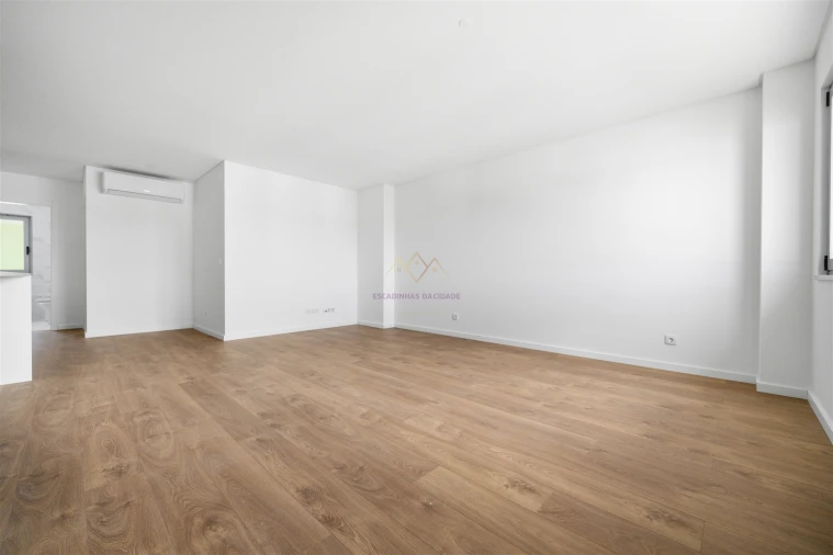 Apartamento T2 para Venda em Camarate, Unhos e Apelação Foto 8