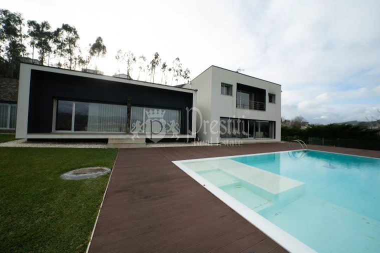 Moradia T4 para Venda em Aldão Foto 9