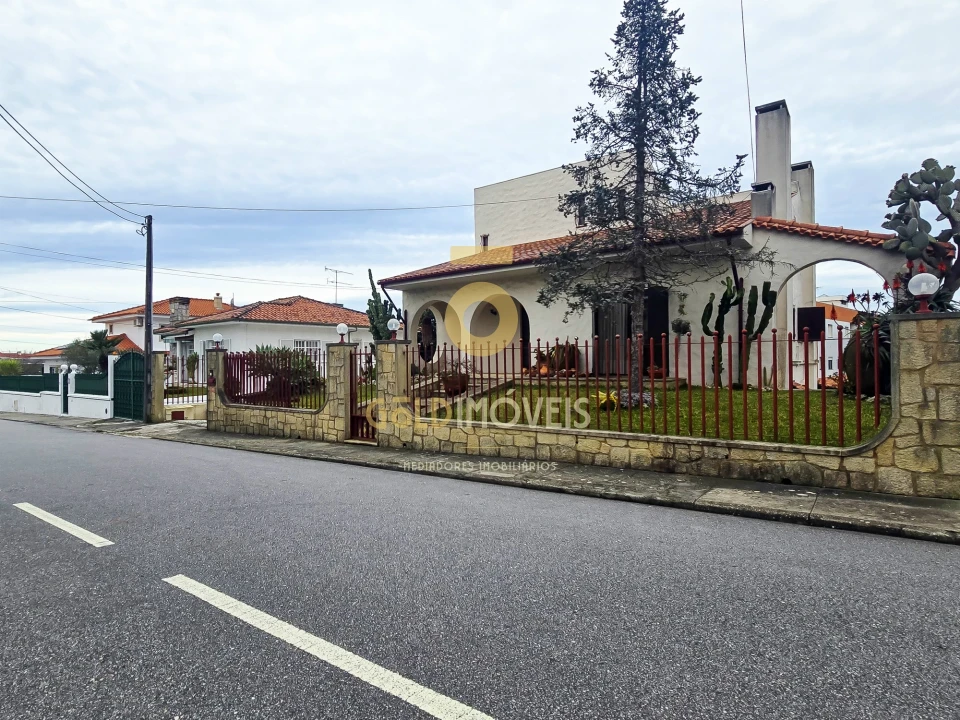 Moradia T4 para Venda em Santa Maria de Lamas Foto 1