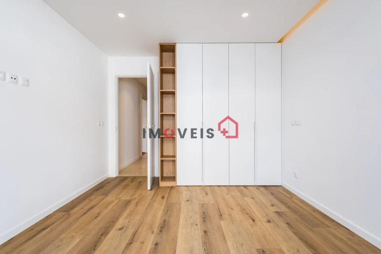 Moradia T4 para Venda em Milagres Foto 11