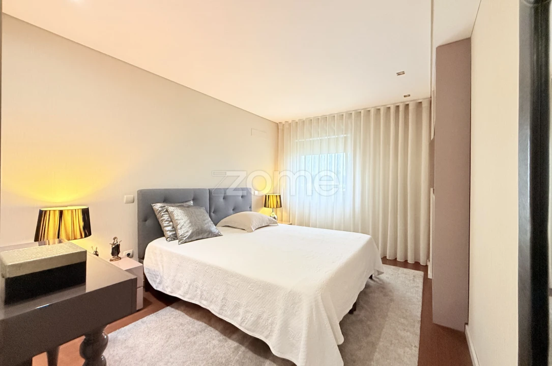 Apartamento T4 para Venda em Antas e Abade de Vermoim Foto 1