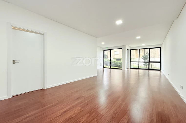 Terreno Comércio / Armazém para Arrendamento em Vila Nova de Famalicão e Calendário Foto 4