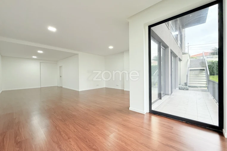 Terreno Comércio / Armazém para Arrendamento em Vila Nova de Famalicão e Calendário Foto 2