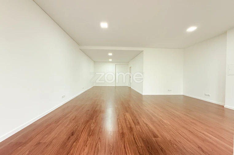 Terreno Comércio / Armazém para Arrendamento em Vila Nova de Famalicão e Calendário Foto 6