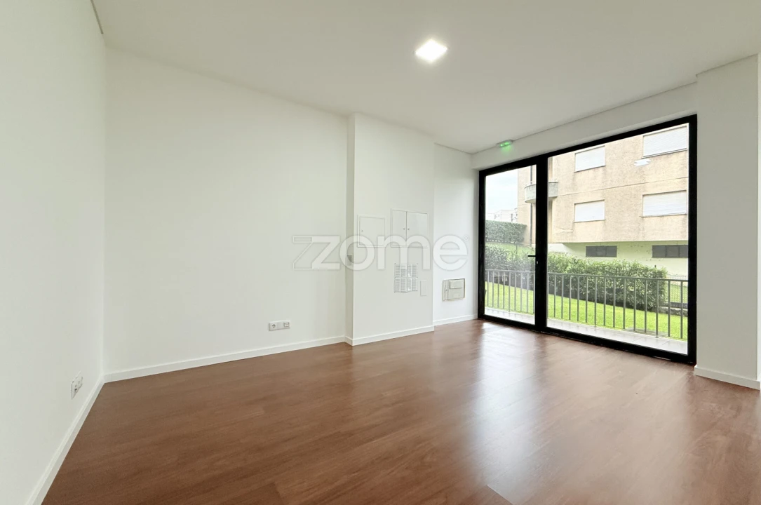 Terreno Comércio / Armazém para Arrendamento em Vila Nova de Famalicão e Calendário Foto 8