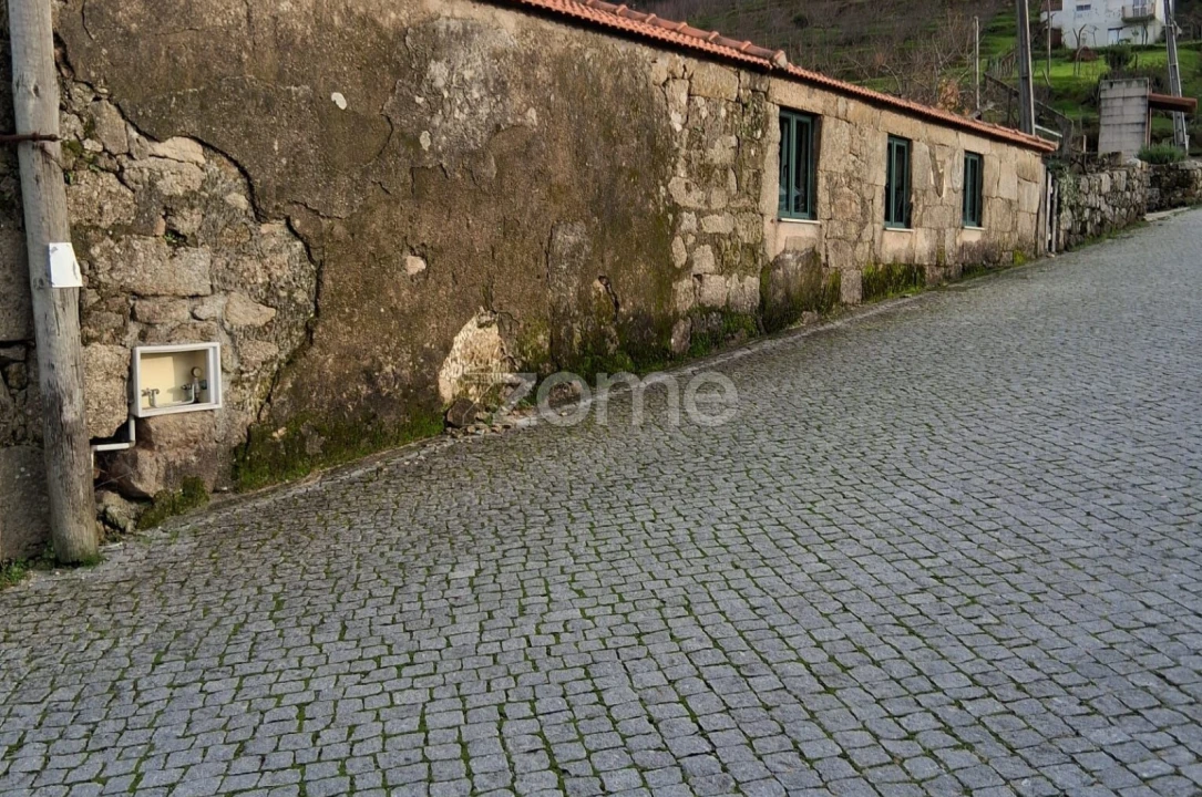Moradia T5 para Venda em Freigil e Miomães Foto 9