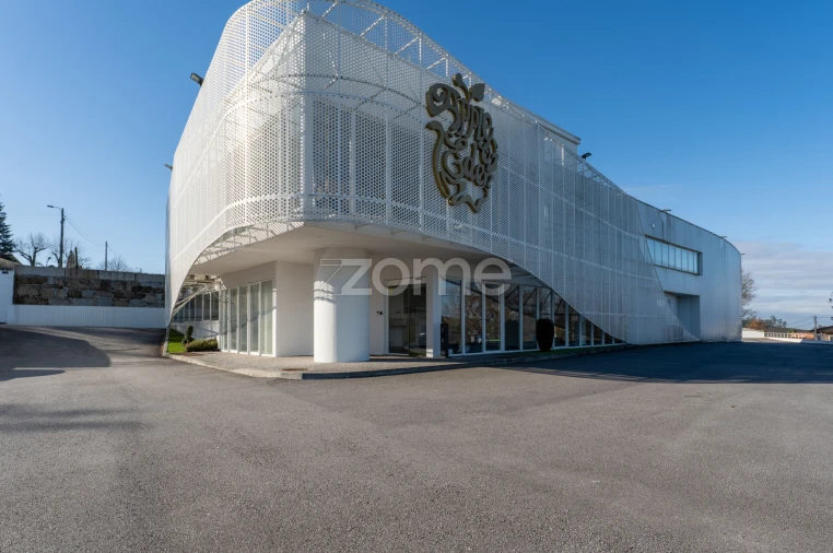 Terreno Comércio / Armazém para Venda em Revinhade Foto 2