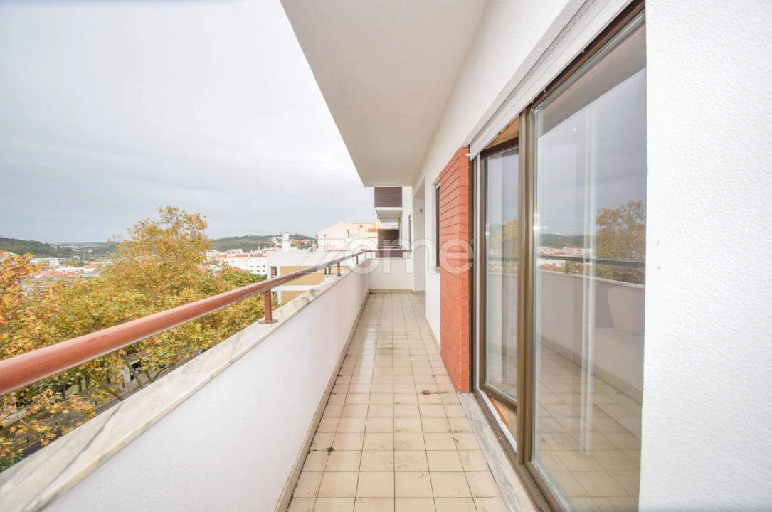 Apartamento T4 para Arrendamento em Santa Maria, São Pedro e Matacães Foto 9