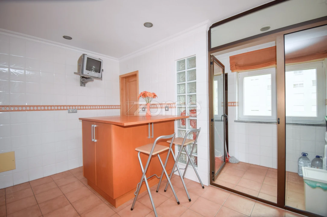 Apartamento T4 para Arrendamento em Santa Maria, São Pedro e Matacães Foto 16