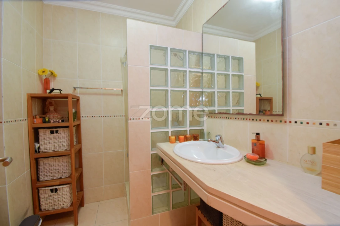 Apartamento T4 para Arrendamento em Santa Maria, São Pedro e Matacães Foto 18