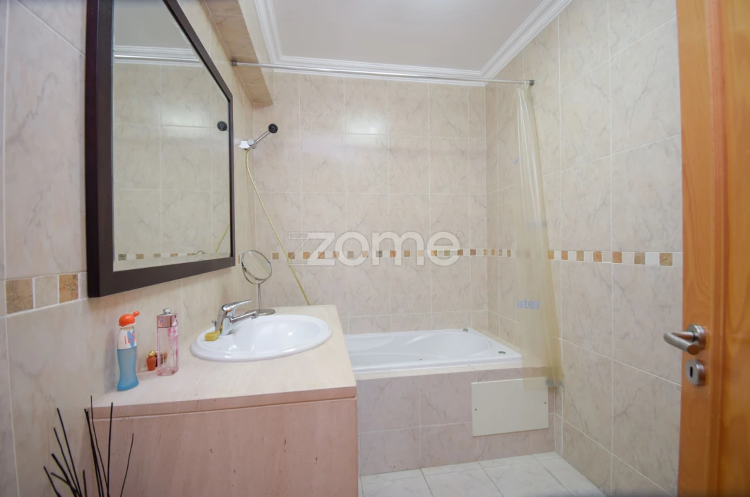 Apartamento T4 para Arrendamento em Santa Maria, São Pedro e Matacães Foto 25