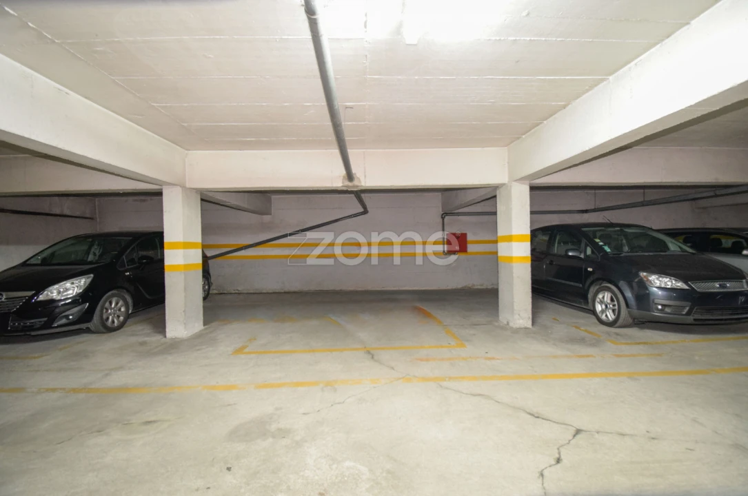 Apartamento T4 para Arrendamento em Santa Maria, São Pedro e Matacães Foto 28