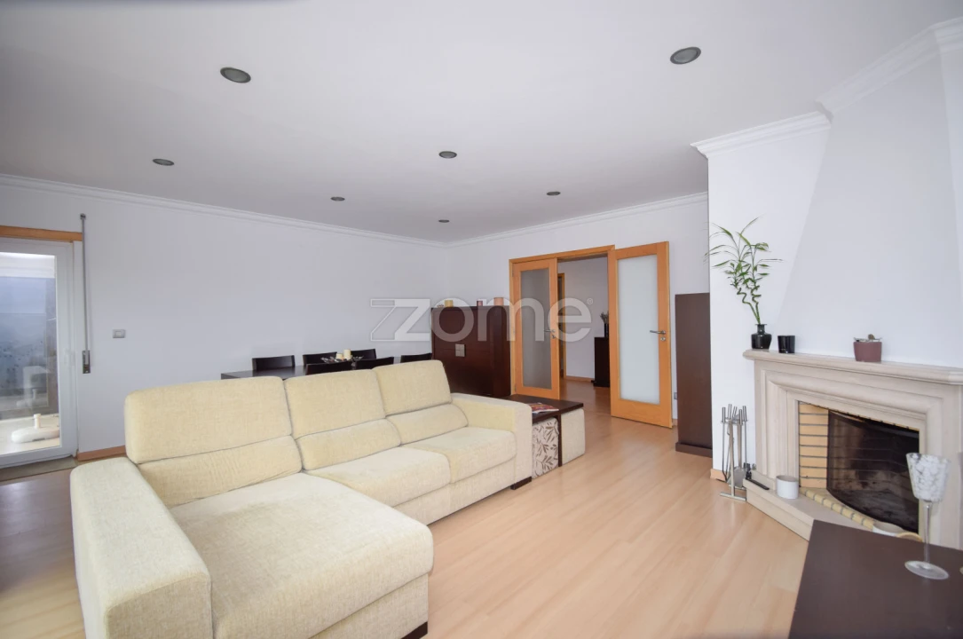 Apartamento T4 para Arrendamento em Santa Maria, São Pedro e Matacães Foto 7