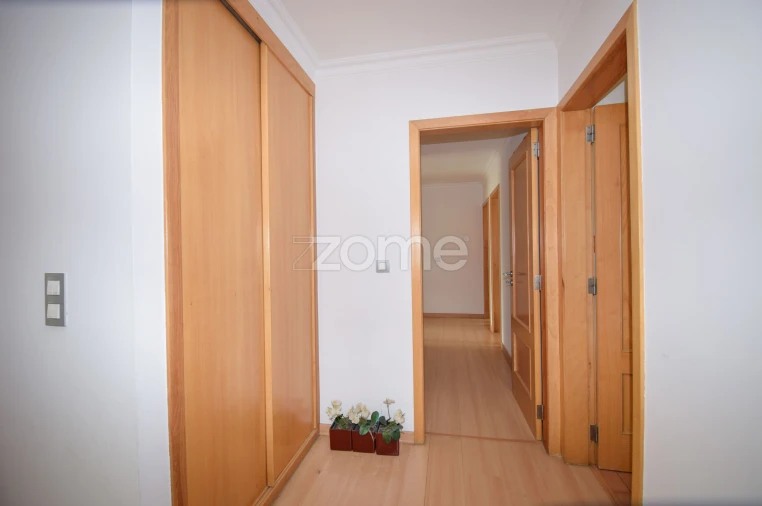 Apartamento T4 para Arrendamento em Santa Maria, São Pedro e Matacães Foto 12