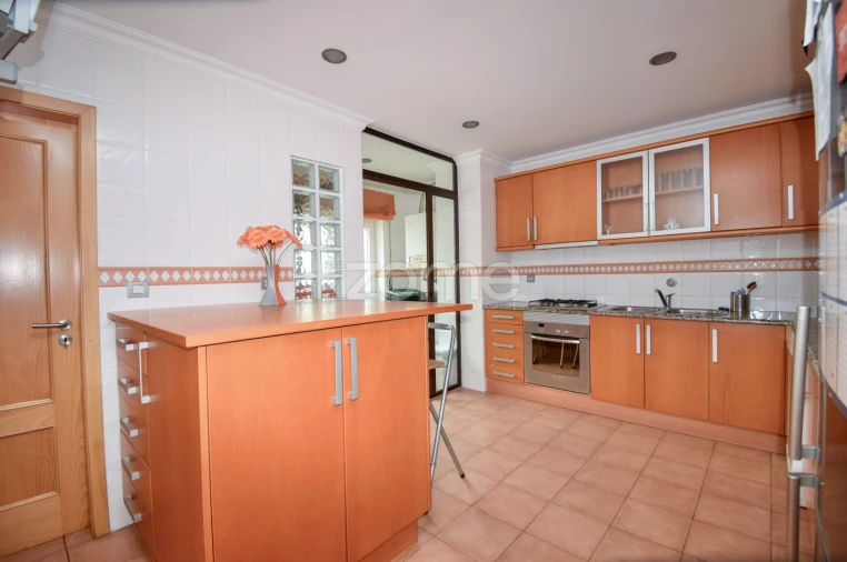 Apartamento T4 para Arrendamento em Santa Maria, São Pedro e Matacães Foto 13