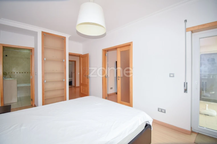 Apartamento T4 para Arrendamento em Santa Maria, São Pedro e Matacães Foto 17