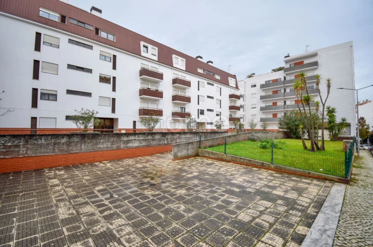 Apartamento T4 para Arrendamento em Santa Maria, São Pedro e Matacães Foto 3