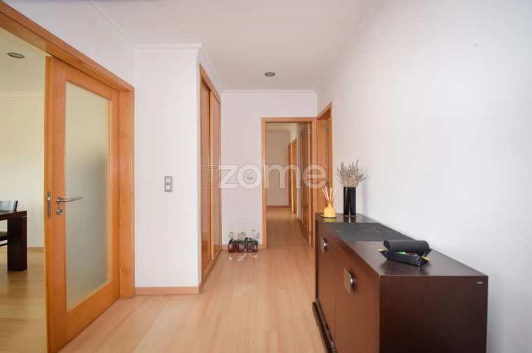 Apartamento T4 para Arrendamento em Santa Maria, São Pedro e Matacães Foto 5