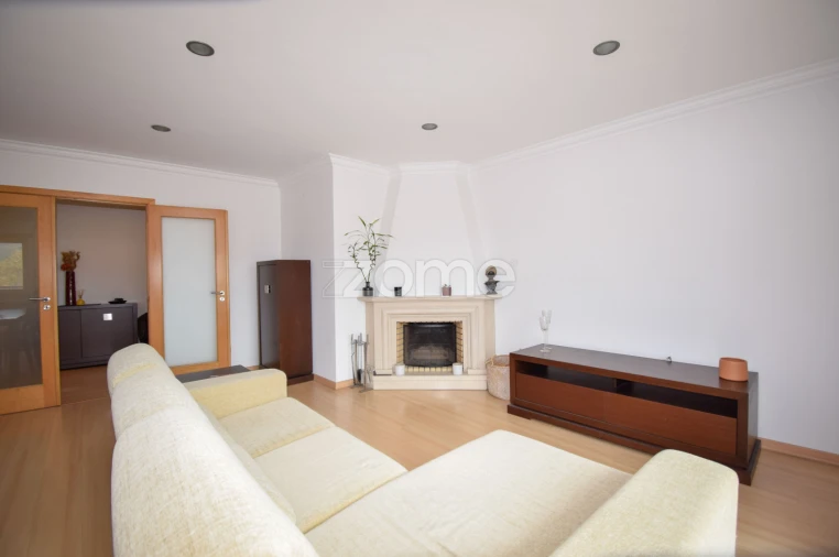 Apartamento T4 para Arrendamento em Santa Maria, São Pedro e Matacães Foto 10