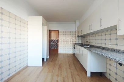 Apartamento T3 para Venda em Santa Clara e Castelo Viegas