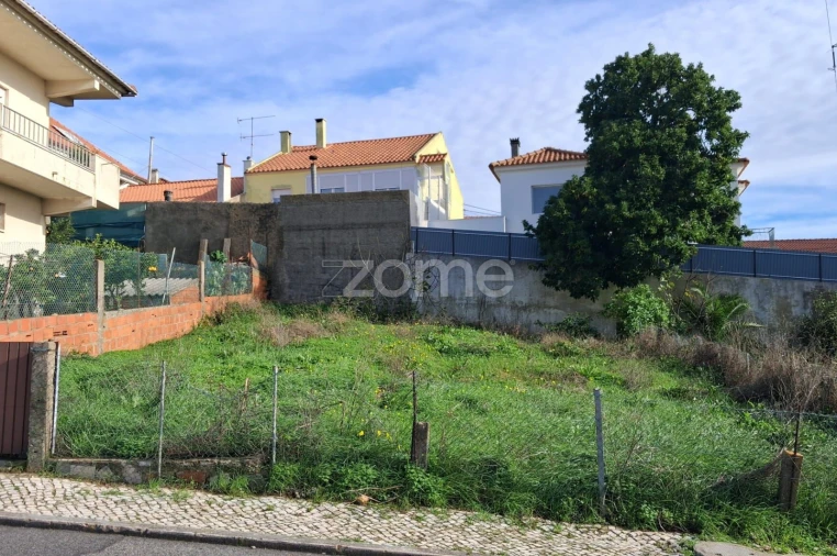 Terreno para Venda em Pontinha e Famões