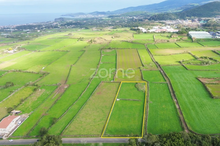 Terreno para Venda em Rabo de Peixe Foto 1