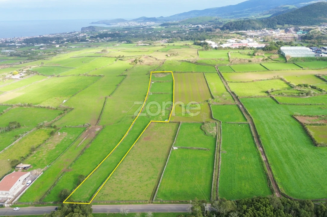 Terreno para Venda em Rabo de Peixe Foto 2