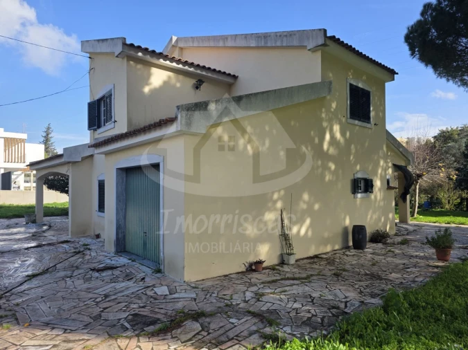 Moradia T4 para Venda em Pontinha e Famões