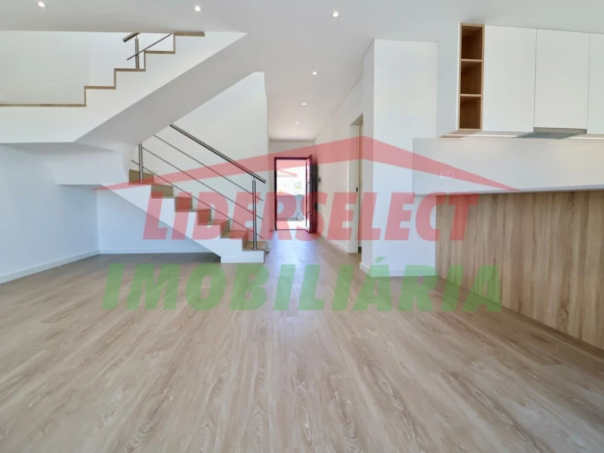 Moradia T3 para Venda em Silveira Foto 2