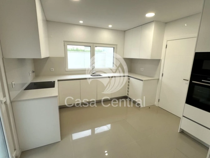 Moradia T3 para Venda em São Domingos de Rana Foto 11