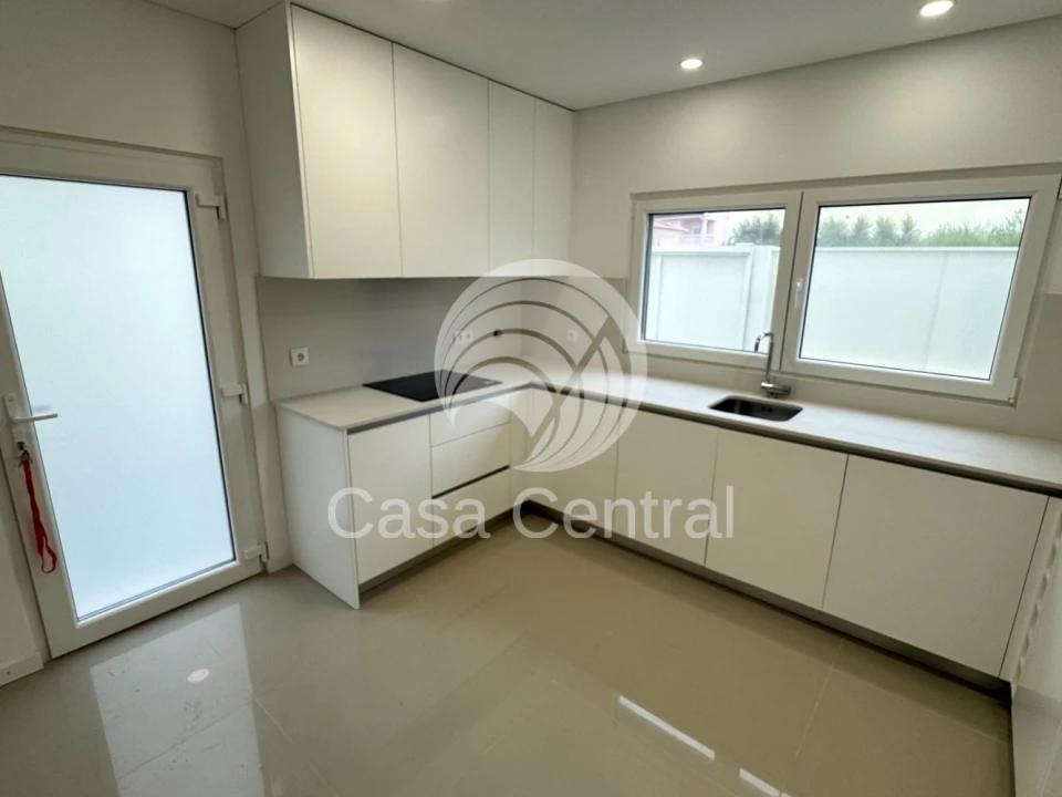 Moradia T3 para Venda em São Domingos de Rana Foto 13