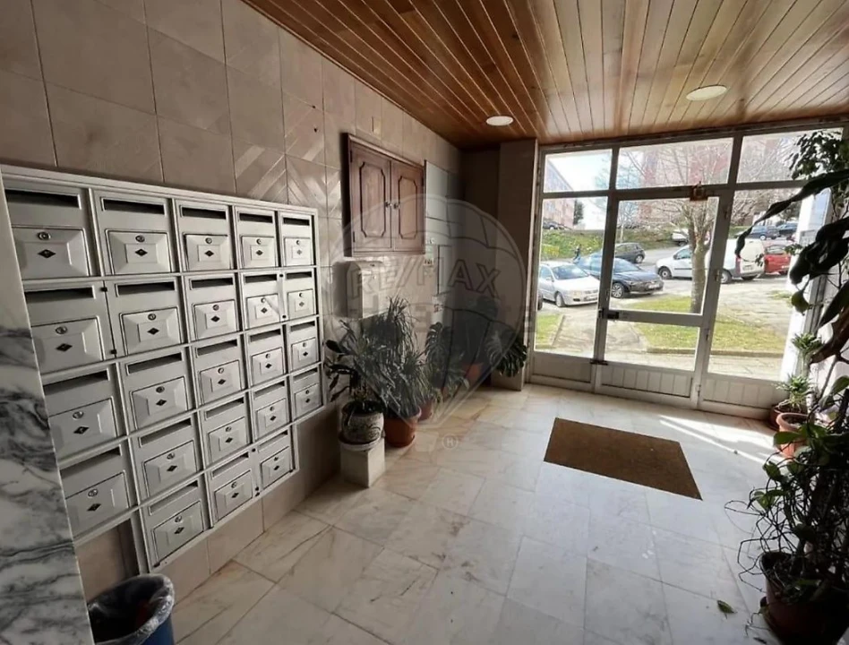 Apartamento T2 para Venda em Agualva e Mira-Sintra Foto 12