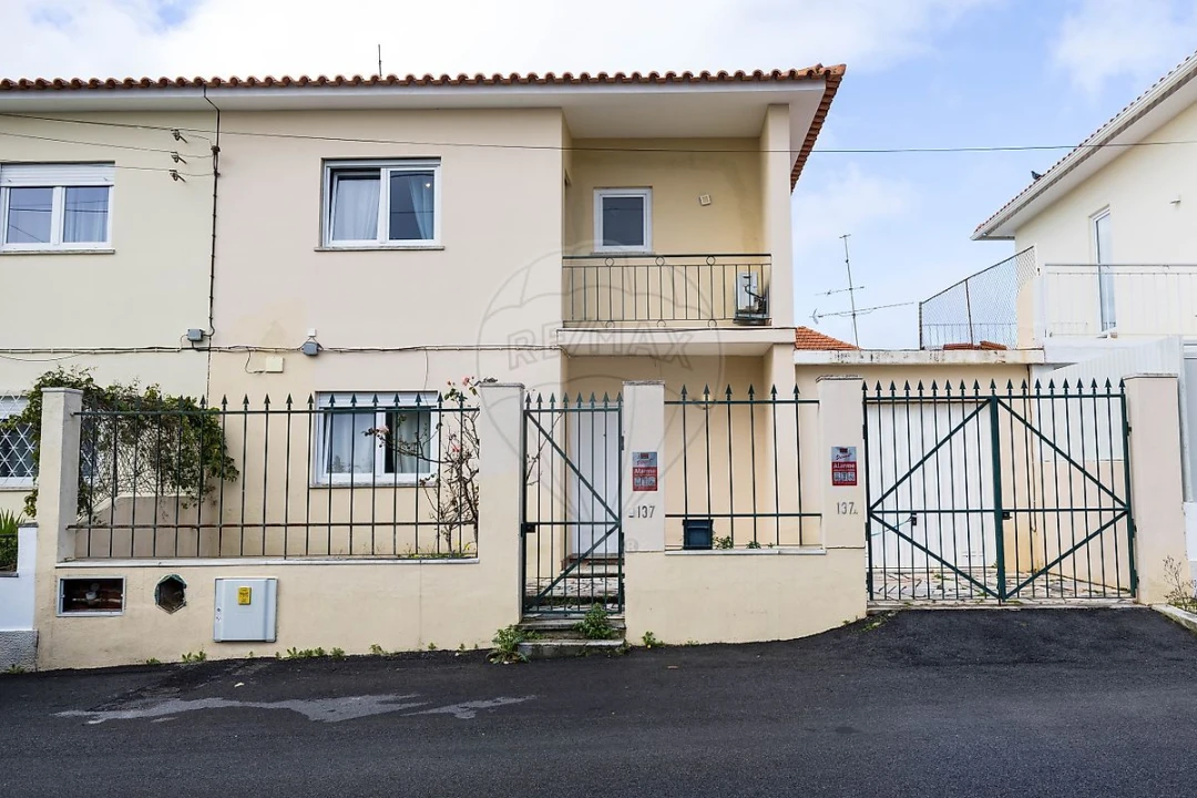 Moradia T4 para Venda em São Domingos de Rana Foto 25